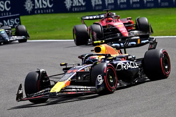 'Checo' Pérez mejora en la segunda práctica de Japón, Verstappen manda