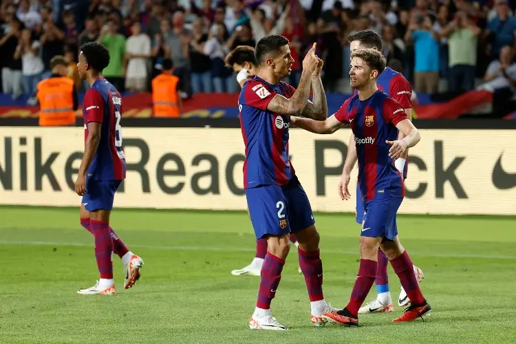 Épica remontada le da el liderato al Barcelona 