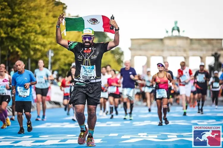 ¡Lo encontramos! Captan a Alex Tapia vestido de mariachi corriendo en Alemania