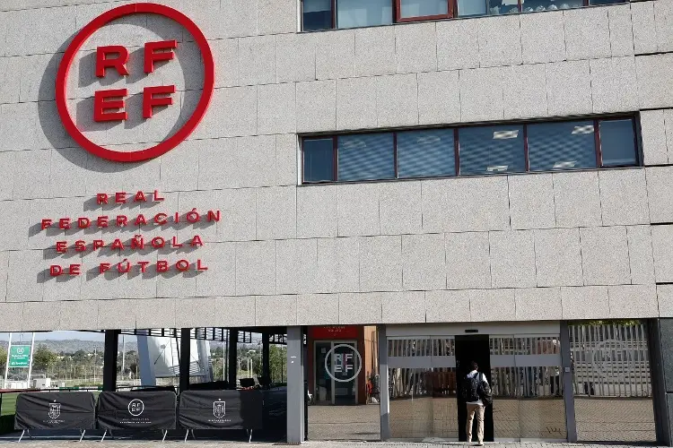Policía ingresa a oficinas del Comité de Árbitros de España por caso Negreira 