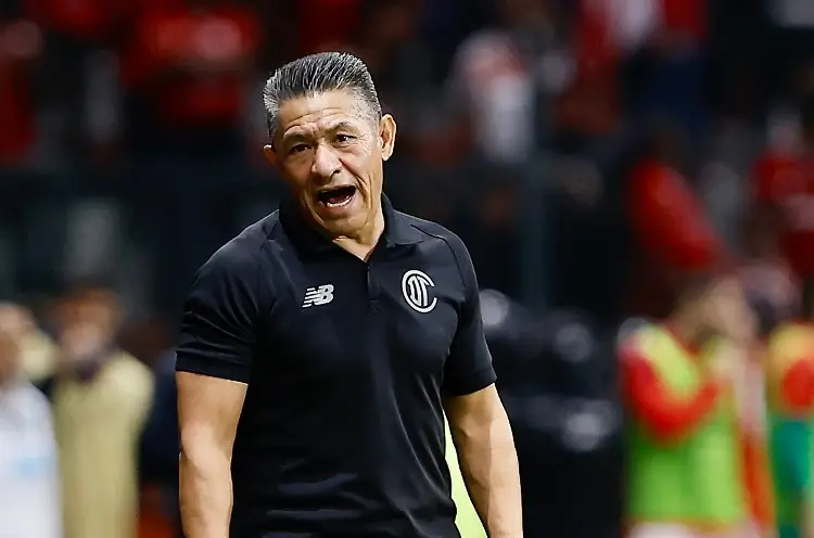 'Nacho' Ambriz se va frustrado tras empatar vs Chivas 