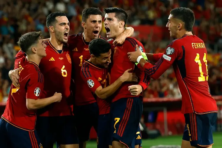 España gana y se acerca a la Euro