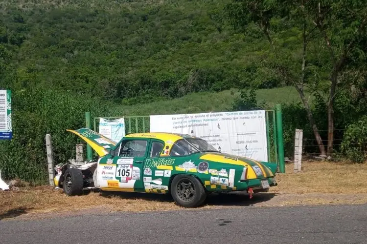 Se accidenta automóvil de la Carrera Panamericana