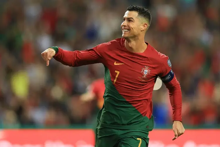 Cristiano Ronaldo anota doblete y Portugal va a la Eurocopa 
