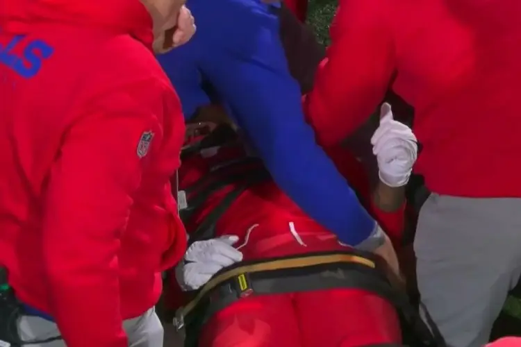 Corredor de los Bills sufre lesión en el cuello y se va en ambulancia (VIDEO)