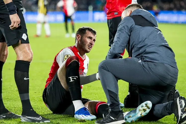 Santi Giménez preocupa al Feyenoord tras lesión
