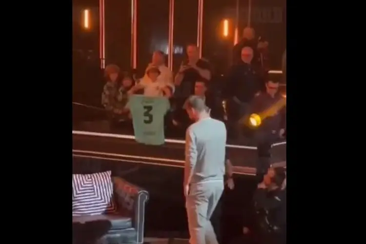 Piqué se cae del escenario al firmar una playera (VIDEO)