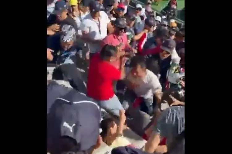 Mientras 'Checo' abandonaba, la gente se peleada en la grada (VIDEO)