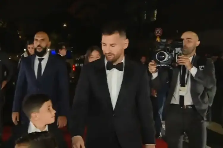 Así llegó Messi a la entrega del Balón de Oro (VIDEO)