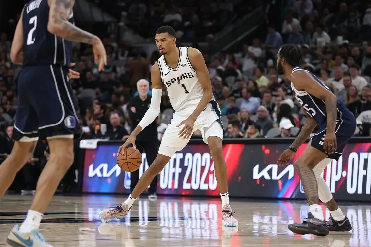 NBA: Spurs brillan, Knicks ganan en Cleveland y los Clippers no fallan