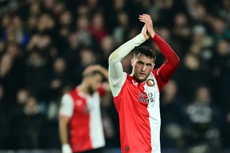 Feyenoord no ha recibido ofertas por Santi Giménez