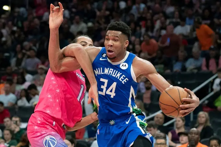 NBA: Antetokounmpo sufre expulsión pero los Bucks ganan