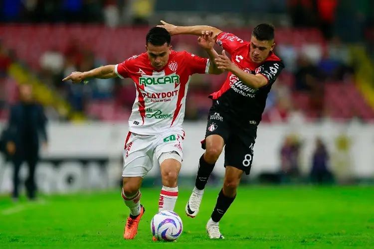 Necaxa no puede contra nueve jugadores y termina en el último lugar