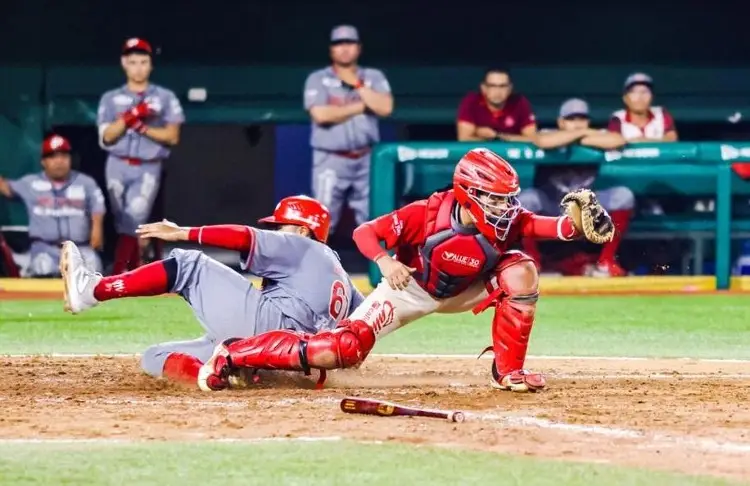 El Águila de Veracruz tropieza ante los Diablos Rojos en la Liga Invernal 
