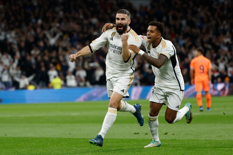 Real Madrid aplasta al Valencia y sigue al acecho del liderato 