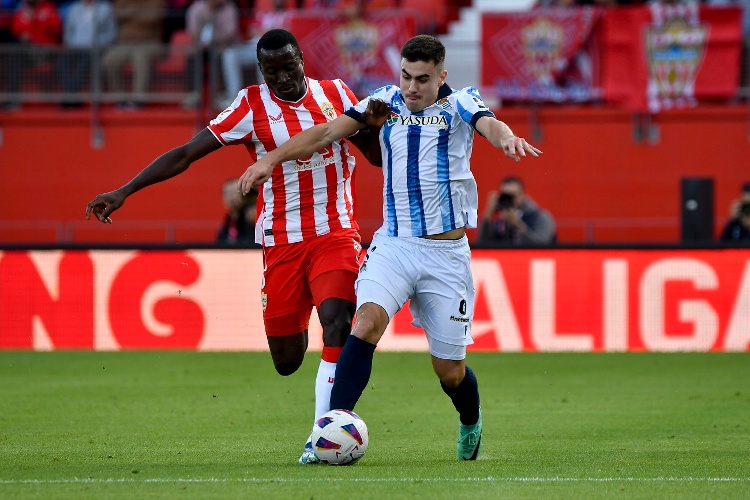 El Almería de César Montes pierde y se hunde en La Liga 
