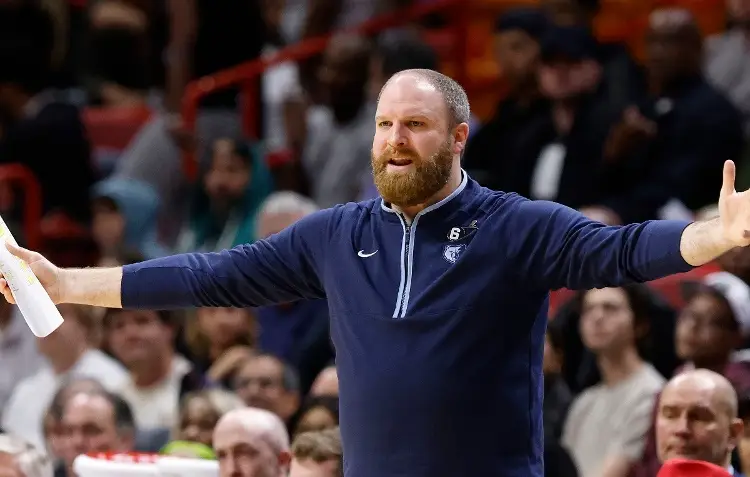 NBA multa al entrenador de los Grizzlies por criticar a los árbitros