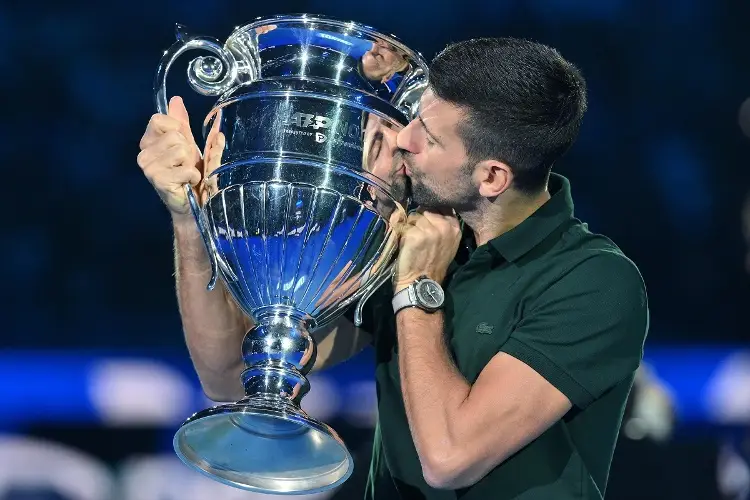 Djokovic levanta el trofeo de número uno del año 