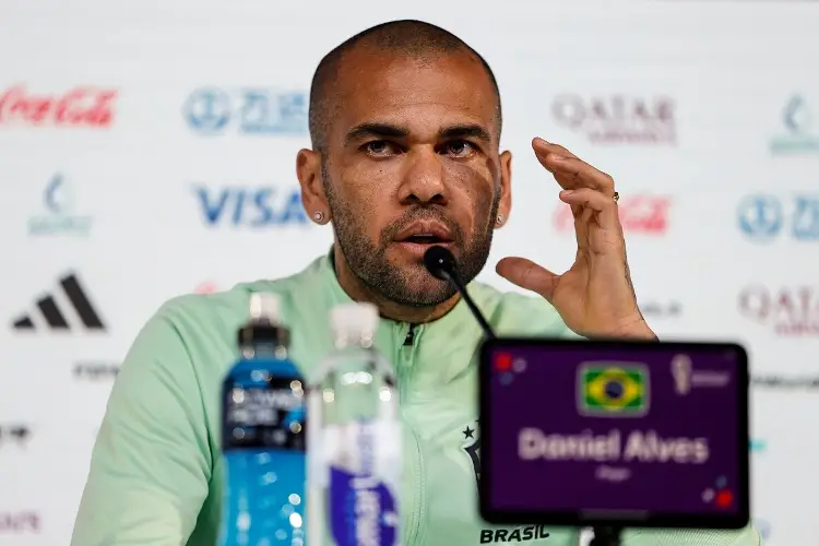 Audiencia envía a juicio a Dani Alves acusado de agresión sexual