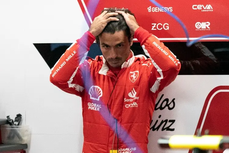 F1: Sainz cayó en una alcantarilla abierta y destroza su Ferrari (VIDEO)