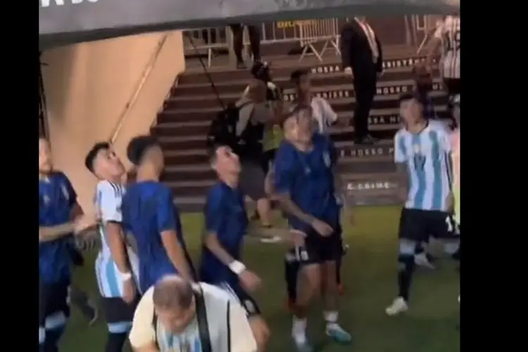 Di María escupe a aficionado brasileño (VIDEO)