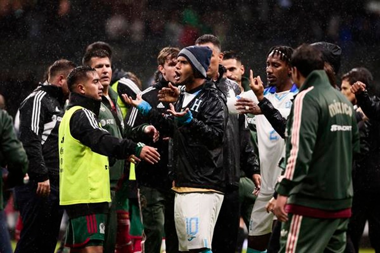 Hugo Sánchez pide demandar a futbolista hondureño por dura entrada