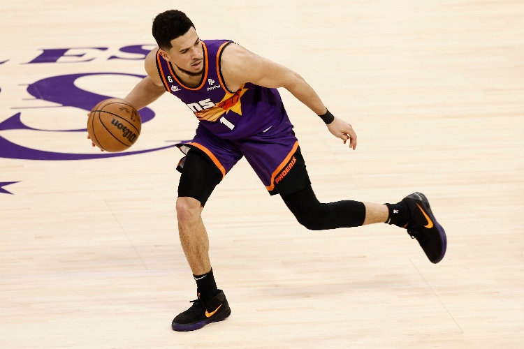 Booker comanda victoria de los Suns sobre Grizzlies