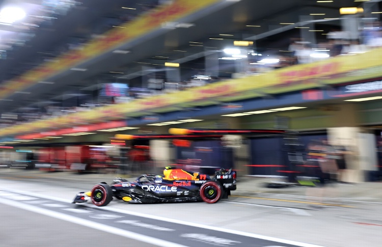 'Checo' penalizado, Verstappen gana en Abu Dhabi