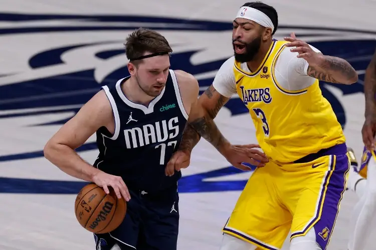 Mavericks frena a los Lakers en un juego 'violento'