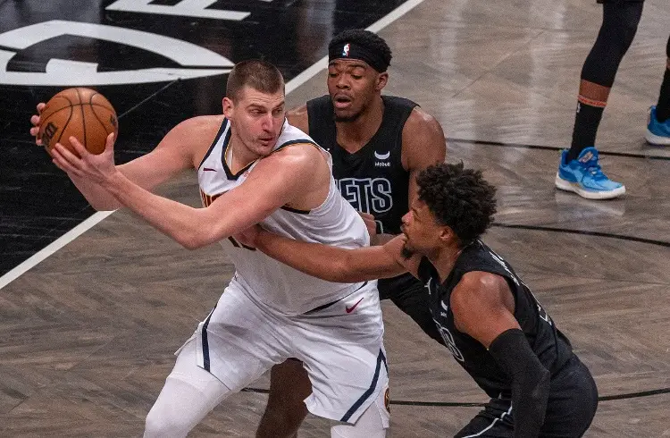 NBA: Jokic y Murray rescatan a los Nuggets en Brooklyn