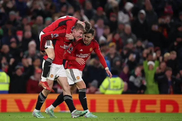 Manchester United logra épica remontada en la Premier League