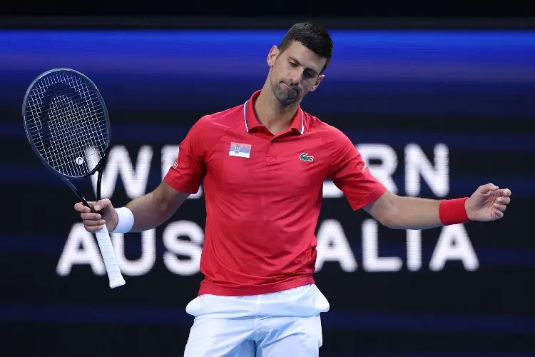 ¡Se encienden las alarmas! Djokovic inicia el año con derrota y sale lesionado