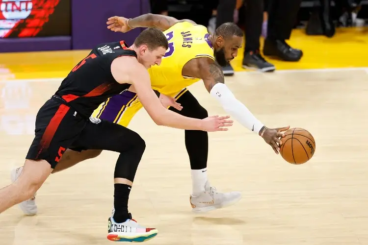 Los Lakers no levantan, así va la NBA