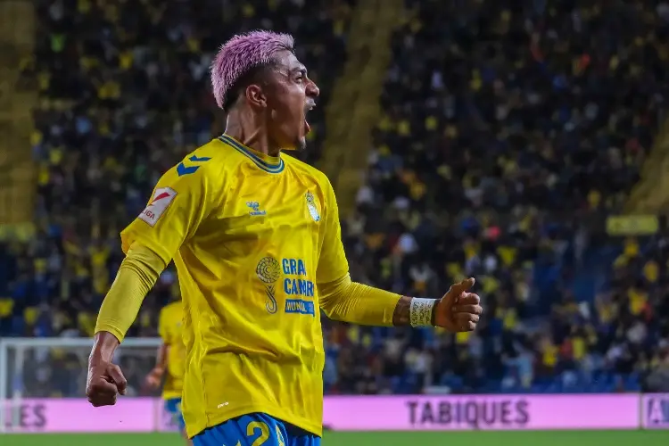 Las Palmas busca que le quiten la sanción al mexicano Julián Araujo