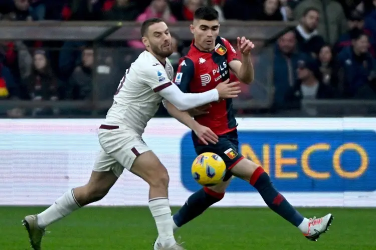 Johan Vásquez y Genoa sacan un punto ante el Torino