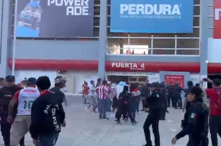 Cinco aficionados detenidos por bronca en el Necaxa vs Atlas