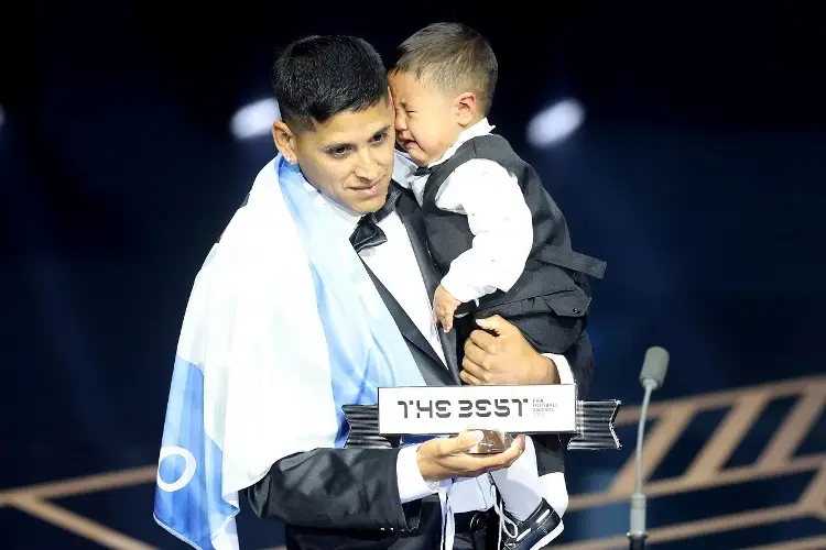 Gana el The Best por darle biberón a su hijo dentro de un estadio (VIDEO)