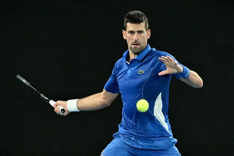 Djokovic recupera su brillo y avanza en Australian Open