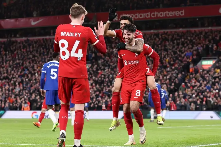 Liverpool destroza al Chelsea y se aferra a la cima en Inglaterra