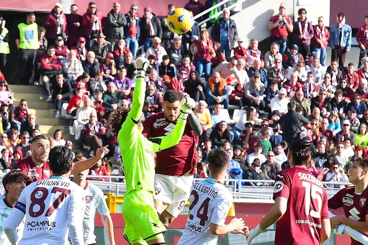Guillermo Ochoa y Salernitana frenan el buen paso del Torino