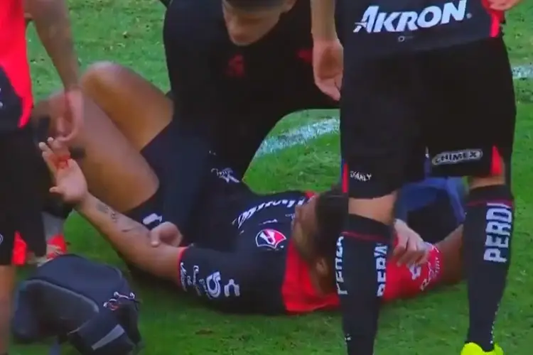 ¡Terminó con sangre! Terrible lesión del 'Mudo' Aguirre tras marcar gol (VIDEO)