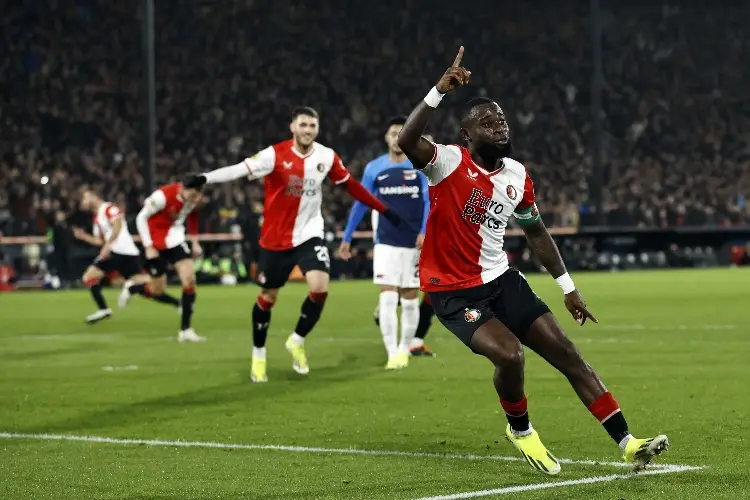 Santi Giménez sigue sin anotar, pero Feyenoord avanza en la Copa