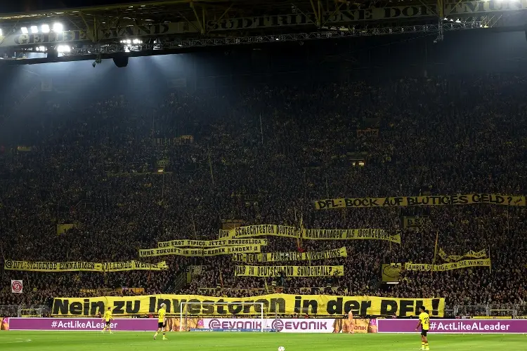 Interrumpen juego del Borussia Dortmund por protestas de fans (VIDEO)