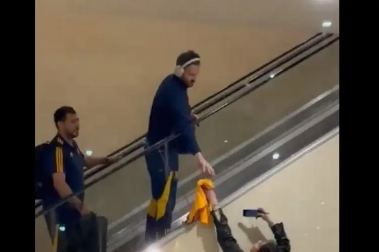 Gignac casi sufre accidente ¡por firmar una playera! (VIDEO)