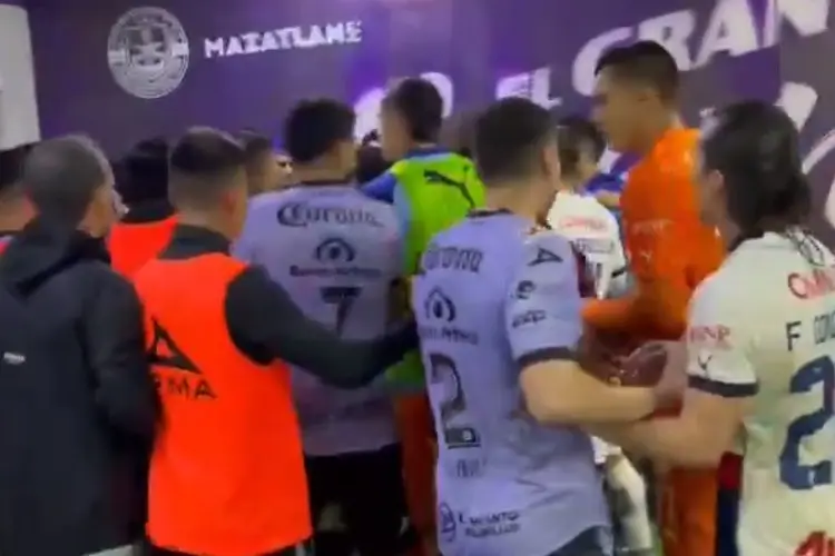Mazatlán vs Chivas termina en bronca, Gago está involucrado (VIDEO)
