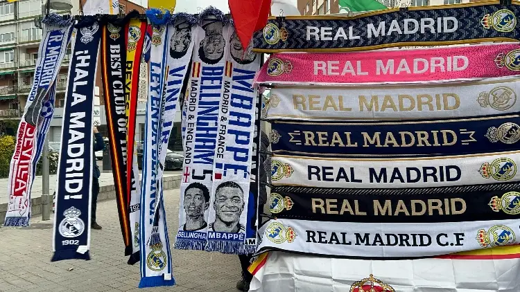 Comienzan a vender bufandas de Mbappé en Madrid