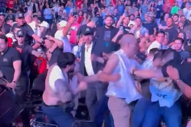 Se arma batalla campal entre fans durante función de UFC en México (VIDEOS)