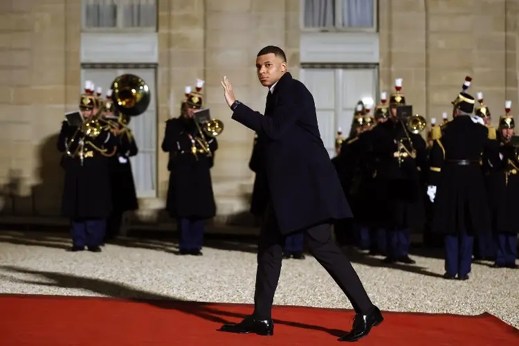 Mbappé se reúne con el presidente de Francia ¿Lo convenció de quedarse en el PSG?