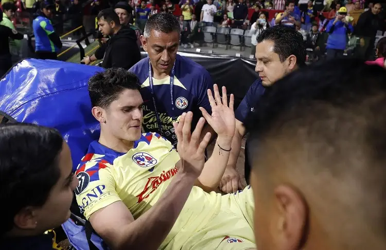 Israel Reyes es operado luego un golpazo en el América vs Chivas (VIDEO)