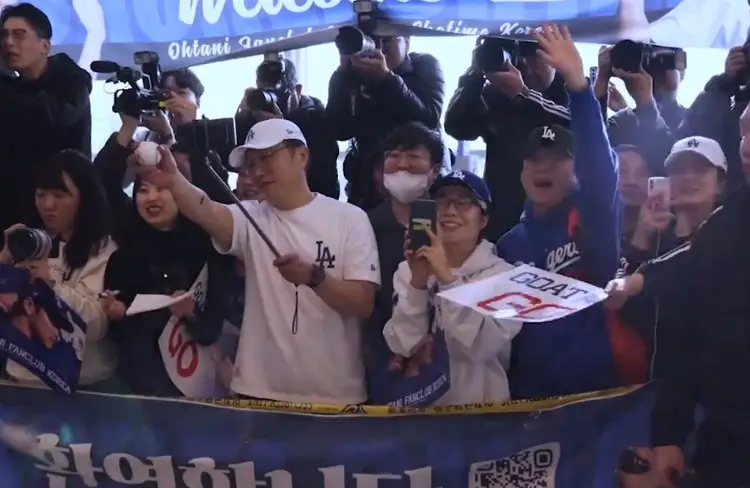 MLB: Ohtani y los Dodgers desatan la locura al llegar a Corea del Sur (VIDEOS)